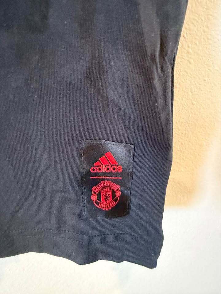 Manchester United T-Shirt - Men's Small/Women's Med