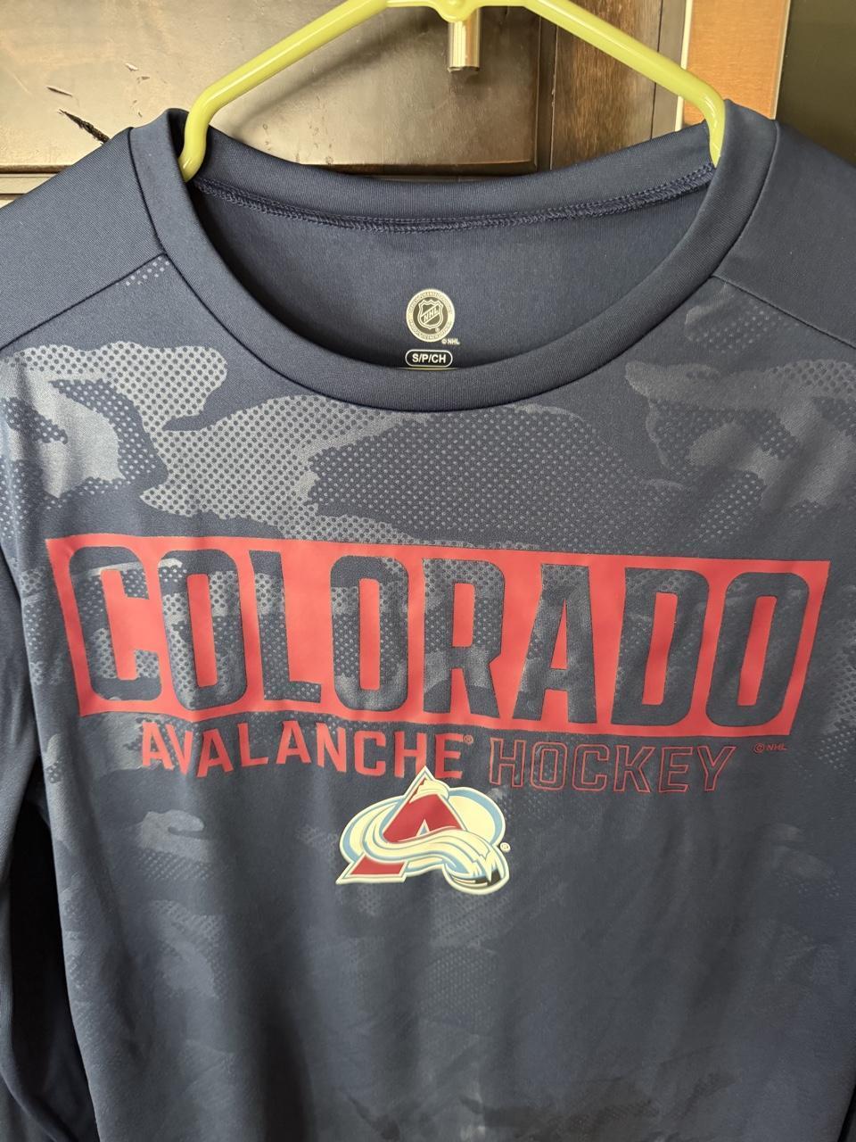 Colorado Avalanche Hockey - Men’s Small - NWOT - PRICE DROP!!