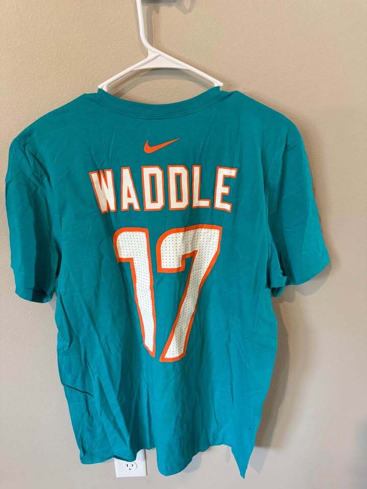 Miami Dolphins - Jaylen Waddle #17 T-Shirt - Men's Large/Women's XL