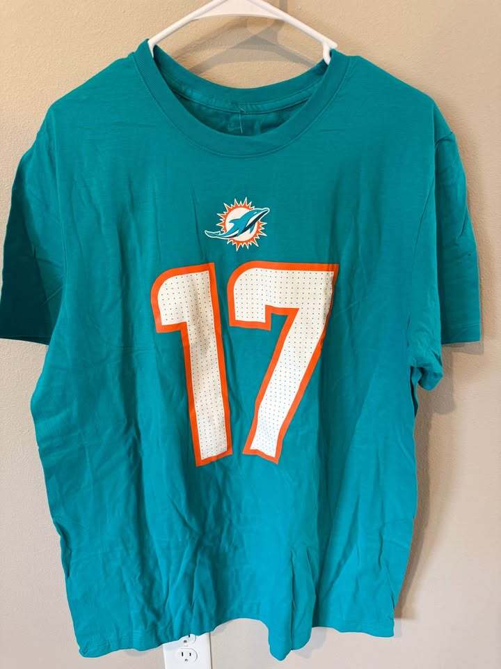 Miami Dolphins - Jaylen Waddle #17 T-Shirt - Men's Large/Women's XL