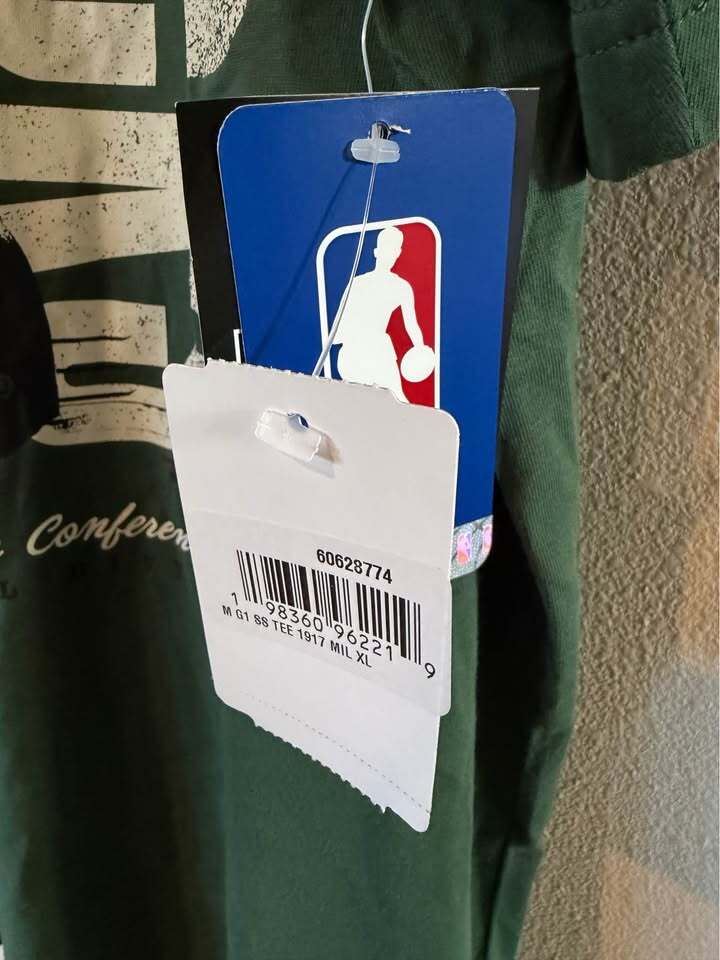 Milwaukee Bucks T-Shirt - Men's XL